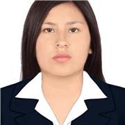 Psicologa impartiendo clases a personas de todas las edades, niños, adolescentes y adultos